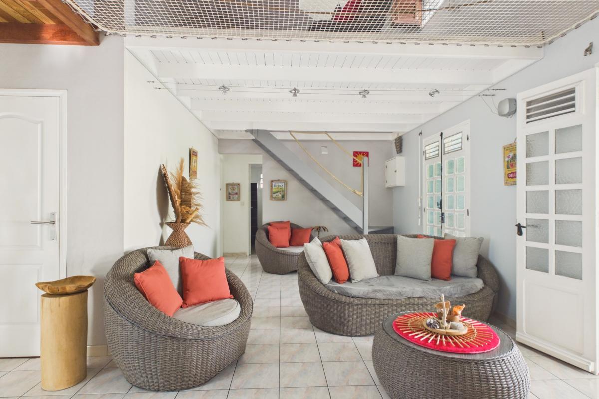 piscine-4 chambres-villa-sainte-luce-8-personnes - salon interieur 2